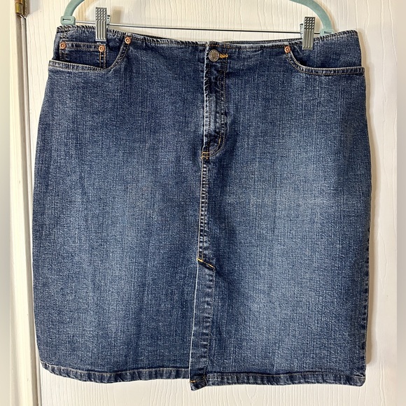 Old Navy Dresses & Skirts - Old Navy denim skirt, super cute- women’s size 16